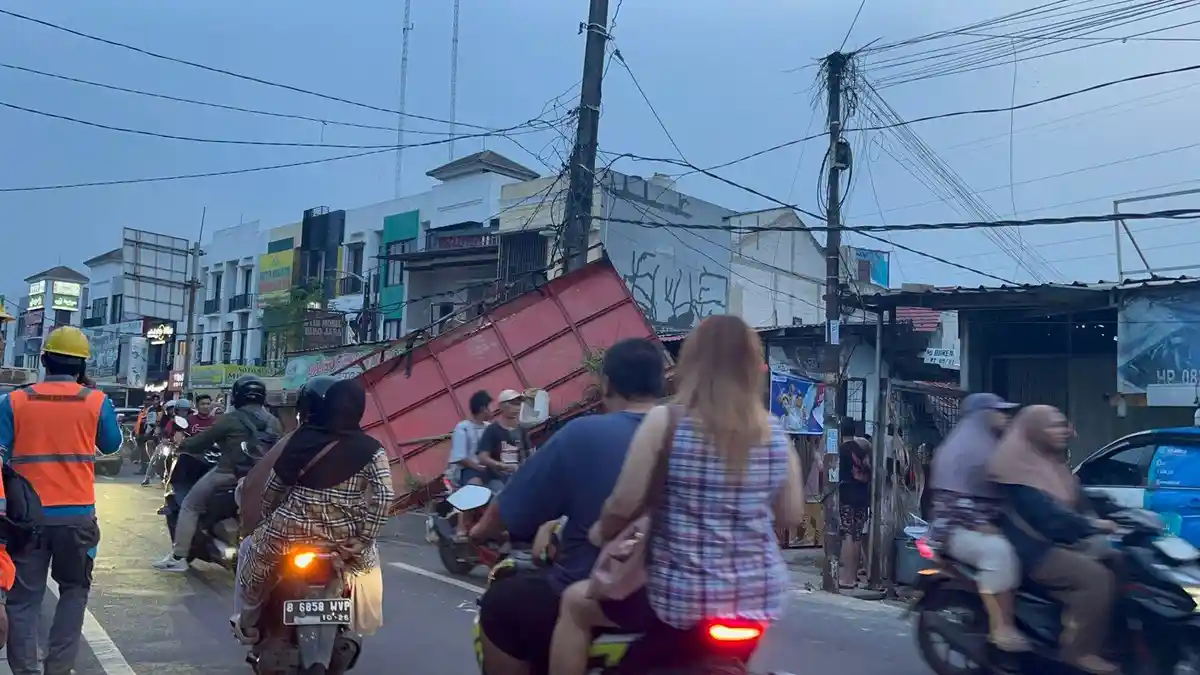 Mobil Towing Tersangkut Kabel, Perempatan Duren Ciputat Tangsel Macet Total - Wartakotalive.com