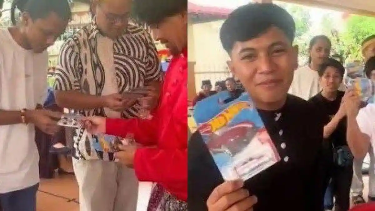 Bukan Uang, Pria Ini Bagikan THR Berupa Mobil Mainan Hot Wheels yang Masih Bersegel