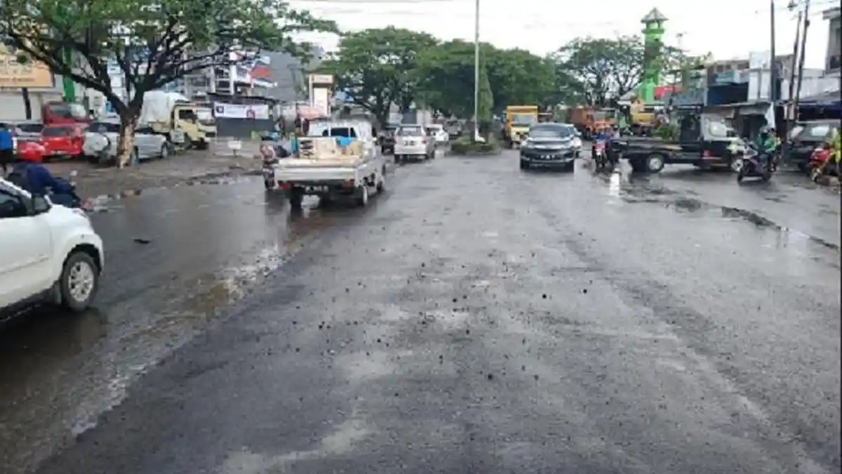 Aspal Jalan Tun Abdul Razak Gowa Terkelupas, Padahal Baru Beberapa Hari Selesai Dikerja