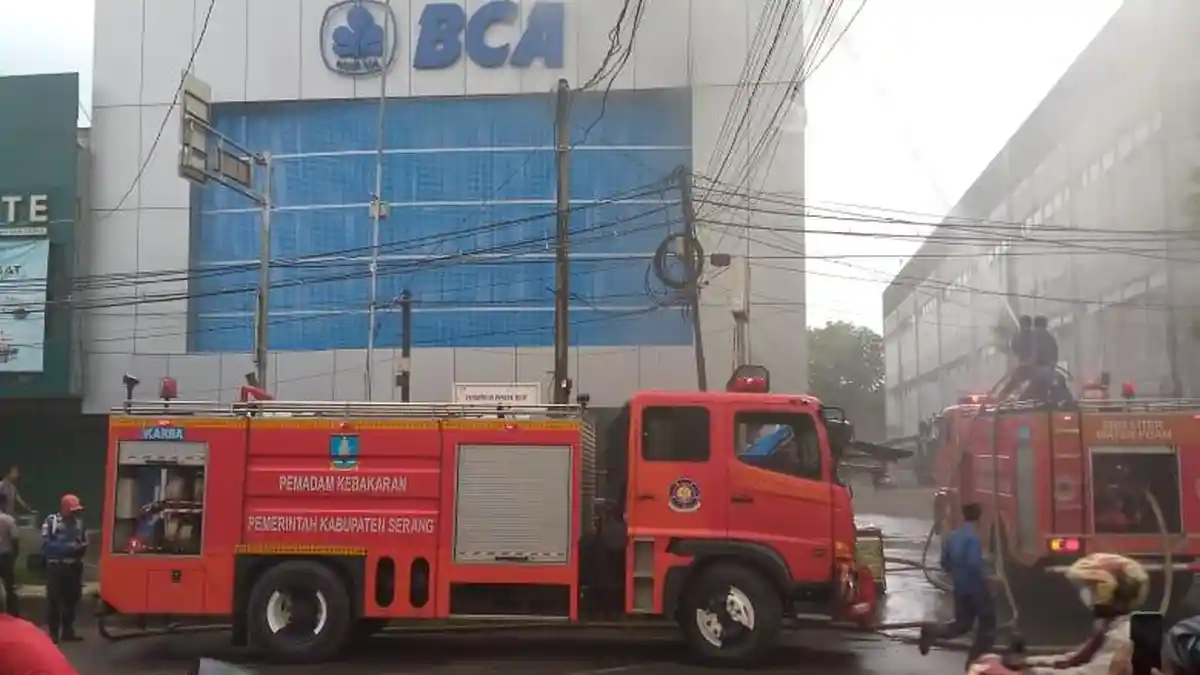 Dua Petugas Damkar Terluka saat Padamkan Api di Kantor Bank di Serang, Terkena Pecahan Kaca Gedung