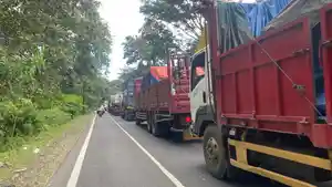 Antrean-truk-mengular-di-jalur-Tuban-Surabaya-Jumat-2442026.jpg