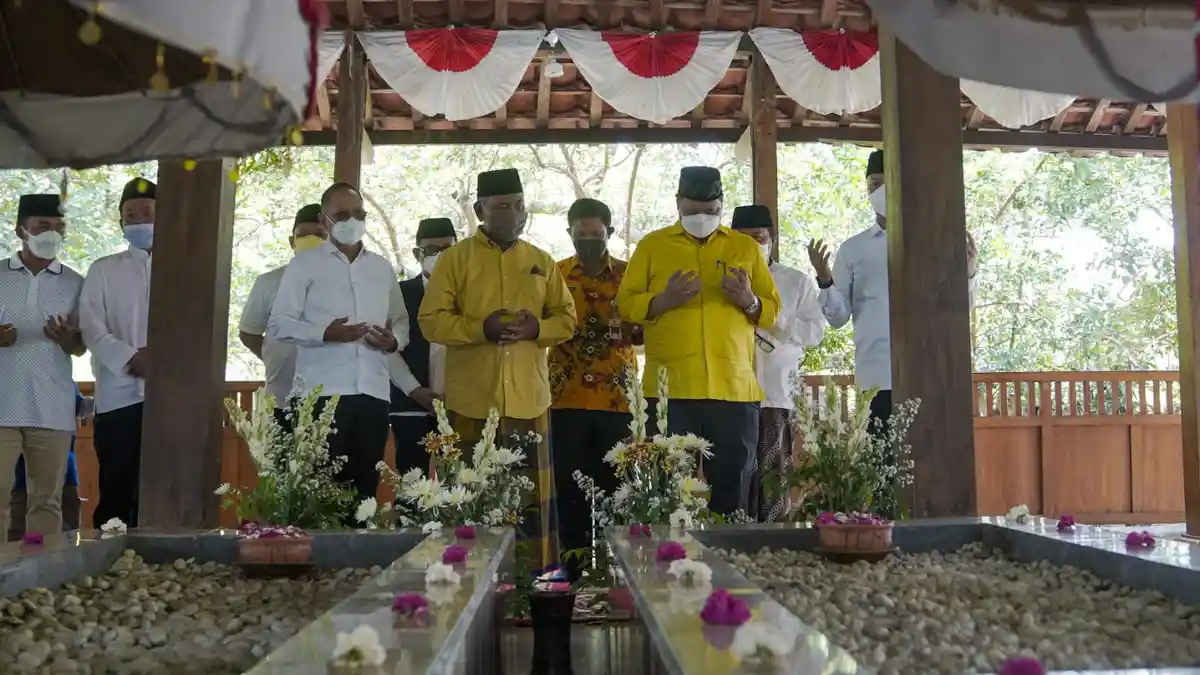 Ziarah ke Makam Mbah Lim, Airlangga Diamanati Jaga NKRI