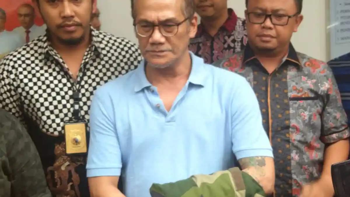 Tio Pakusadewo Kadang Diam, Menyendiri, dan Gemetaran di Balik Jeruji Besi