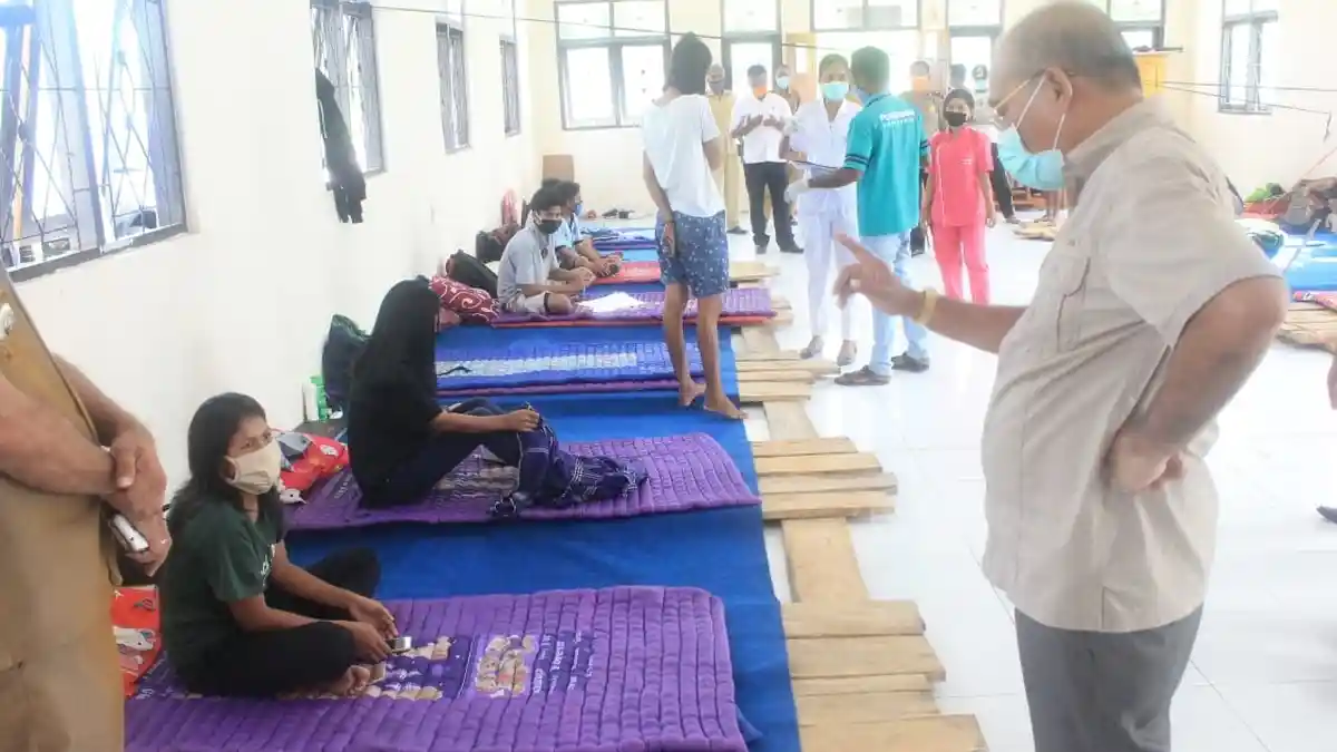 Bupati Niga Kunjungi Pelaku Perjalanan di Wanukaka - Sumba Barat