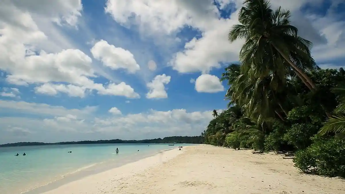 Dikenal dengan Pasir Terhalus di Dunia, Pantai Ngurbloat Juga Tawarkan Panorama & Kuliner Terbaik