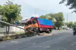 Truk-Fuso-Tabrak-tiang.jpg