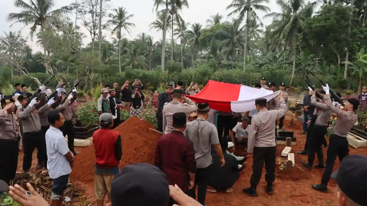 Ribuan Pelayat Antar Kepergian Aipda Triyoto ke Peristirahatan Terakhir