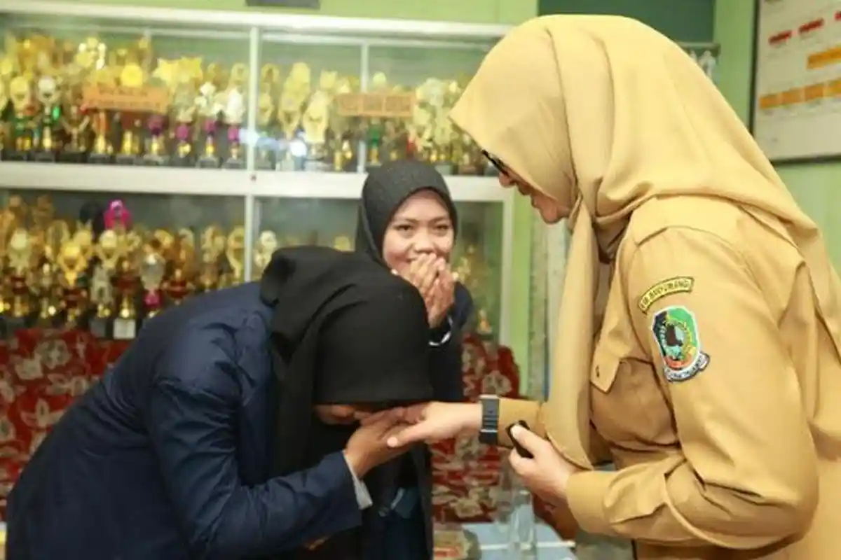 Kisah Melisa, Anak Nelayan Jadi Sarjana Pertama di Keluarganya Berkat Beasiswa Banyuwangi Cerdas