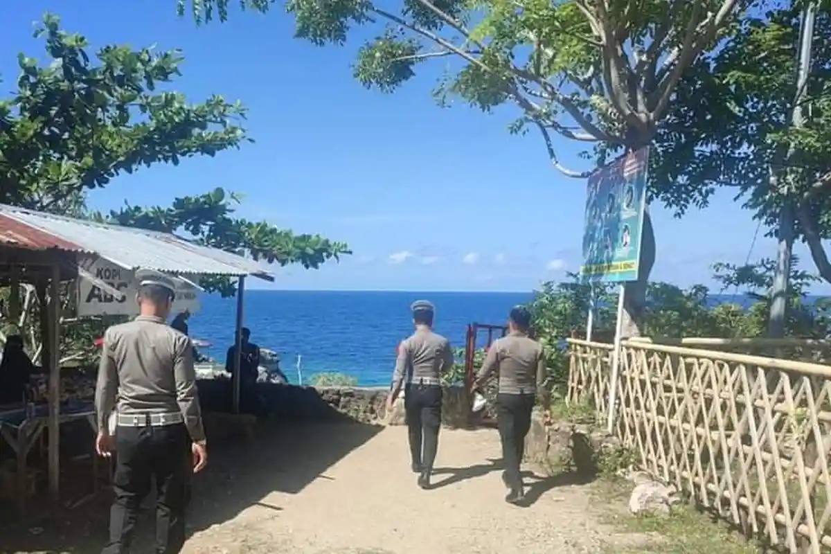 Antisipasi Kejahatan, Polisi Patroli di Kawasan Objek Wisata di Majene