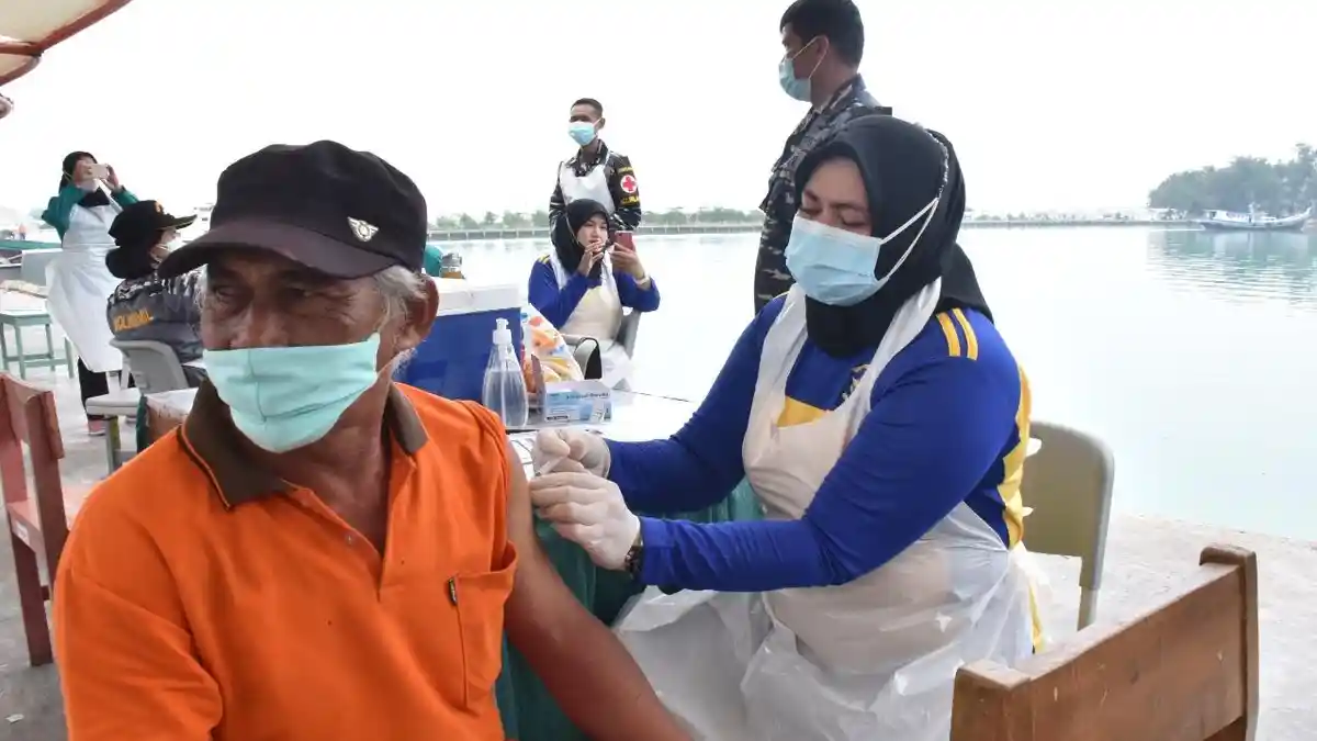 Serbuan Vaksin Maritim, TNI AL Jemput Bola Ke Warga Pulau Harapan dan Pulau Kelapa