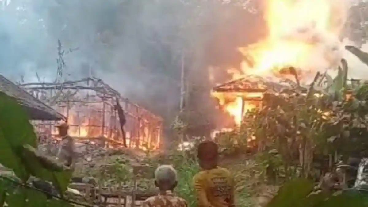 Api Membara di Kampung Adat Kuta Ciamis, Lima Rumah Ludes Terbakar Bikin Ketua Adat Pingsan