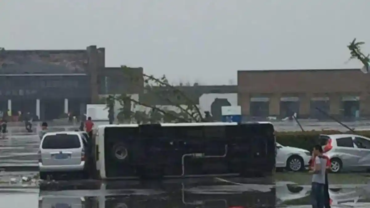 Video Detik-detik Badai Tornado Dahsyat yang Menyapu Pohon Hingga Kendaraan