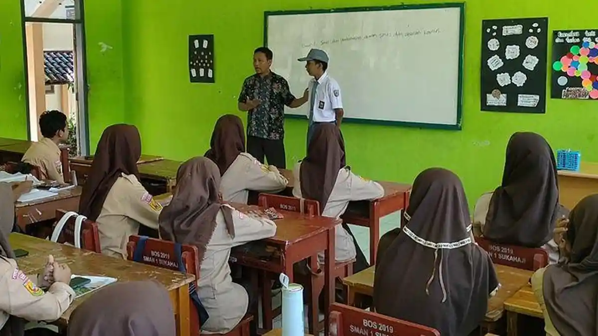 Momen Haru Rizky, Calon Haji Termuda Asal Majalengka Ini Pamit kepada Guru dan Temannya di SMAN 1