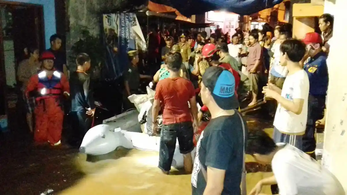 Kekesalan Seorang Pria Saat Petugas Mengevakuasi Warga di Pejanten Timur