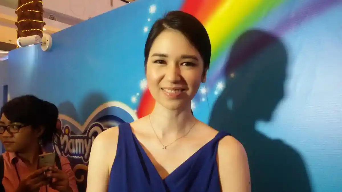 Posesif, Laura Basuki Tak Rela Anaknya Dipeluk Orang Lain