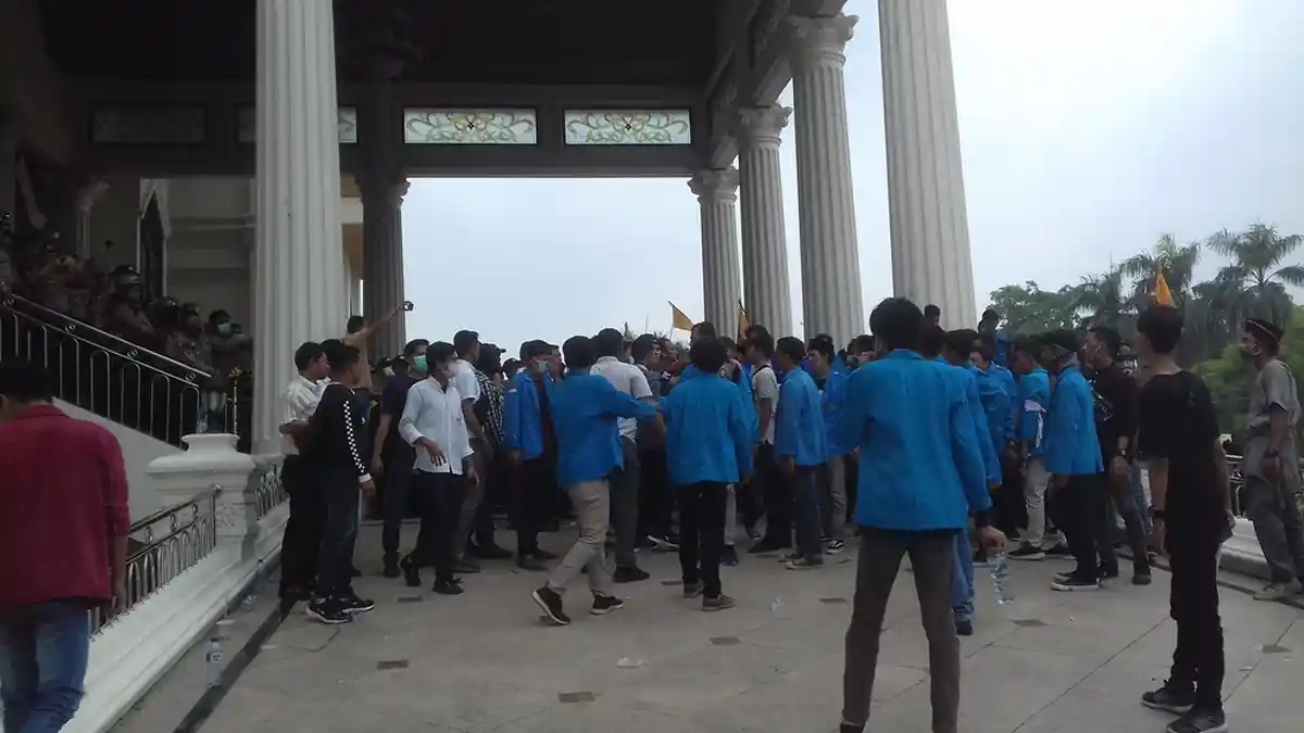 Bentrokan Pecah, Dua Mahasiswa Luka dalam Aksi di Kantor Gubernur Jambi Hari ini