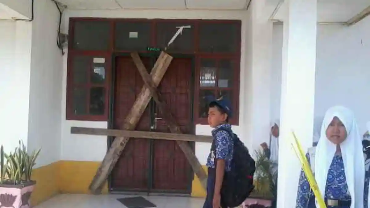 Kampus Universitas Muhammadiyah Kupang Disegel Mahasiswa