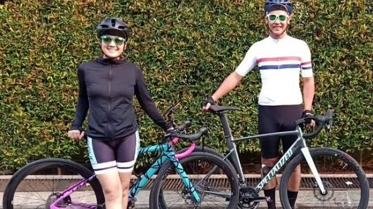 Rayakan 10 Tahun Pernikahan, Nirina Zubir & Suami Pilih Bersepeda Jakarta-Bali, Ini Kisahnya