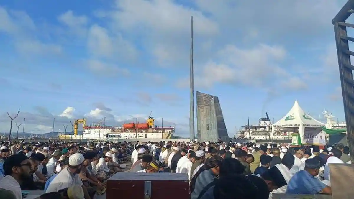Umat Muslim di Labuan Bajo Panjatkan Doa Bersama Saat Sholat Ied