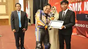 Kepsek-SMKN-3-Bondowoso-Daris-Wibisono-Setiawan-kenakan-baju-balap.jpg