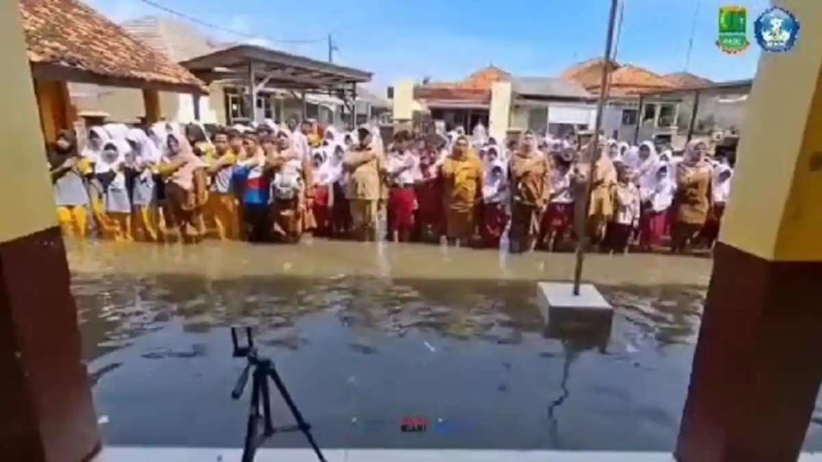 Viral! Diterjang Banjir Rob, Guru dan Siswa SDN di Karawang Tetap Apel ...