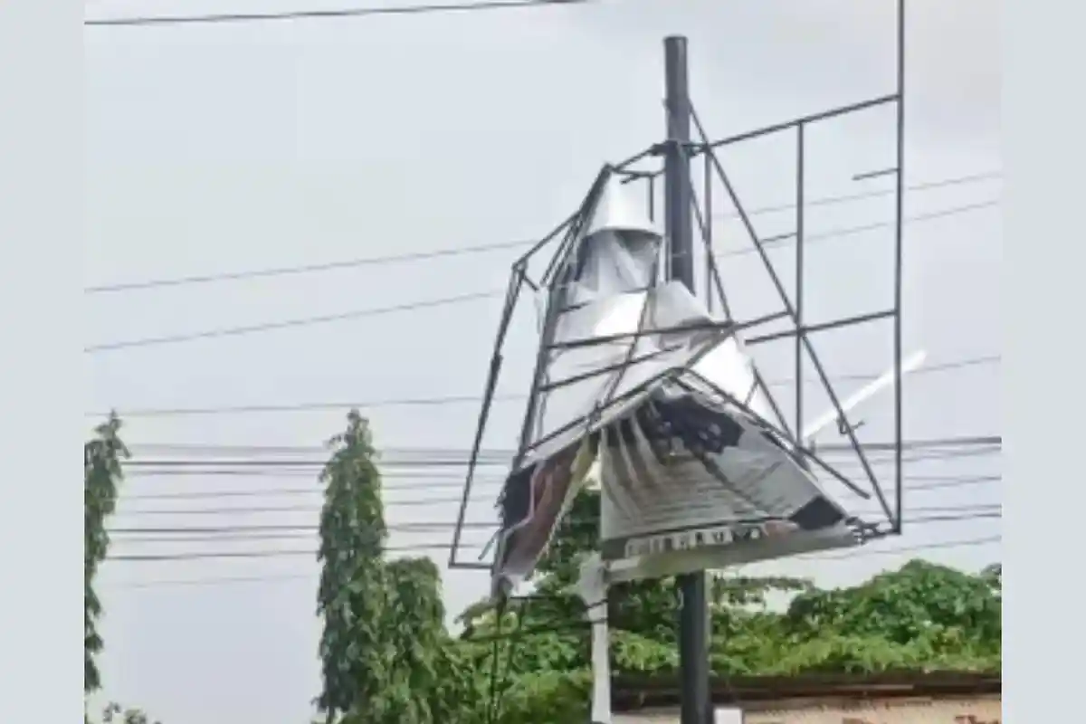 Papan Reklame Nyaris Roboh di Jalan RE Martadinata Bengkulu Akibat Badai, Ancam Keselamatan Warga
