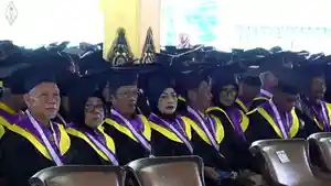 warga-Magetan-berusia-sekitar-100-tahun-mengikuti-Wisuda-Sekolah-Lansia-Tangguh.jpg