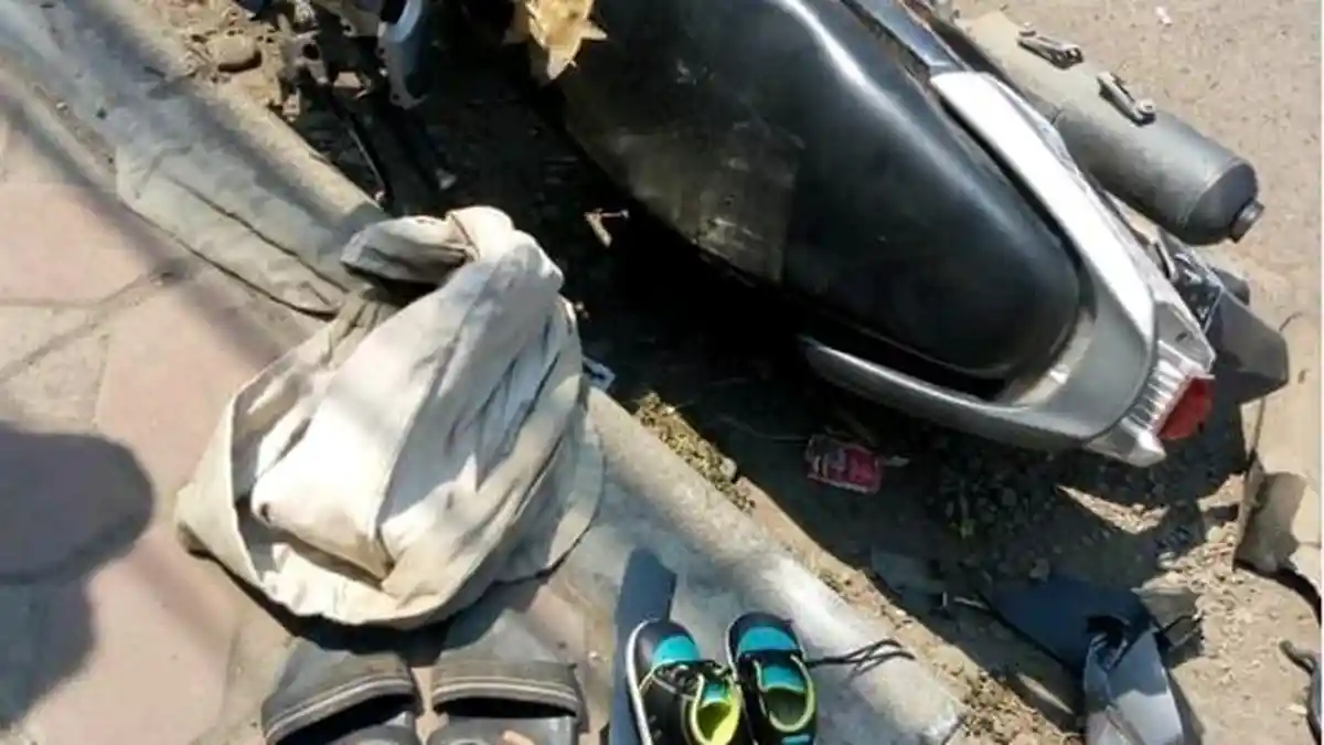 Kurang Perhatikan Kendaraan di Depannya, Mobil Pajero Tabrak Sepeda Motor