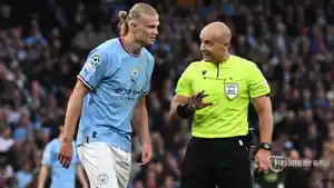 bali/wasit-szymon-marciniak-kanan-berbicara-dengan-striker-norwegia-manchester-city-erling-haaland.jpg