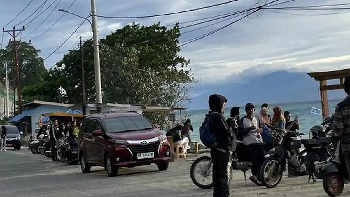 Libur Tahun Baru 2025, Ratusan Pengunjung Padati Pantai Enu Donggala