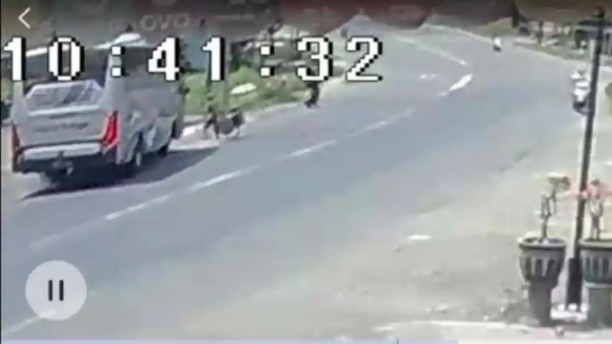 Detik-detik Penyeberang Jalan Selamat setelah Nyaris Ditabrak Bus di Jalan Nasional Sragen