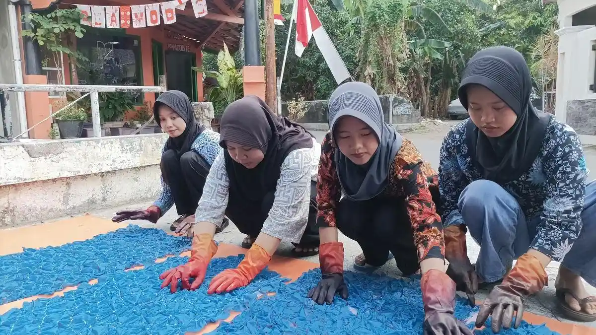 Di Balik Lembaran Kain Jumputan Dea Modis: Lakoni Proses Tradisional dan Terapkan Zero Waste