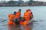 petugas-balakar-dan-tim-pencari-korban-lainnya-saat-menyusuri-sungai-kahayan-ke-daerah-hilir_20160113_094159.jpg