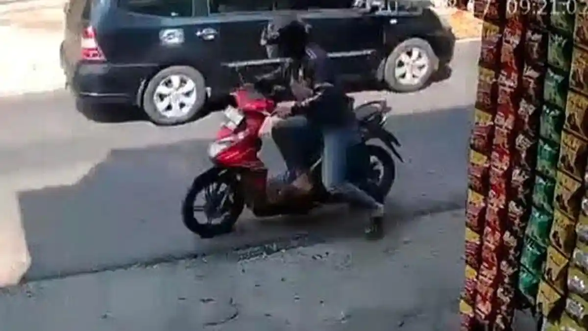 Tak Sadar Aksinya Terekam CCTV, Maling Motor di Kos Malang Diciduk Polisi