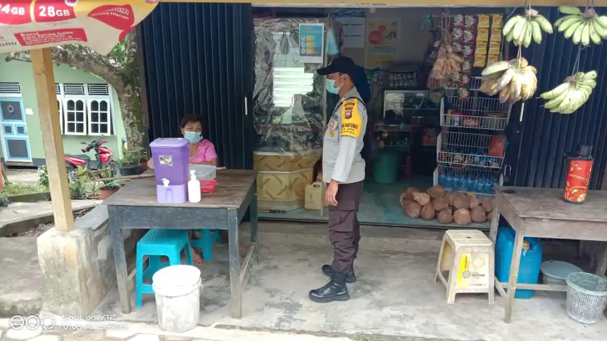 Sambangi Desa Capkala, Bhabinkamtibmas Ajak Warga Patuhi Protokol Kesehatan