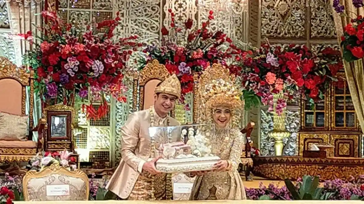 Hadiah Pernikahan Ria Ricis dan Teuku Ryan, Lukisan Kaligrafi Ridwan ...