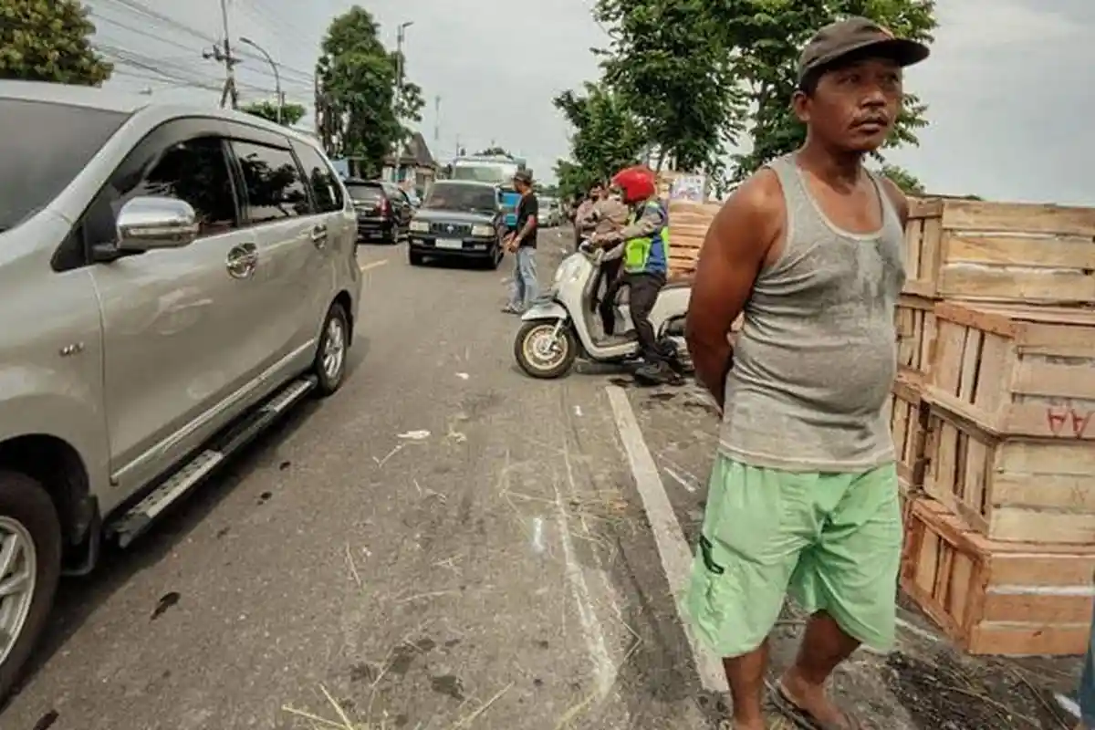 Kecelakaan Maut di Bojonegoro, Niat Menyeberang, Pemotor Tewas Tertimpa Truk Muatan Buah Naga