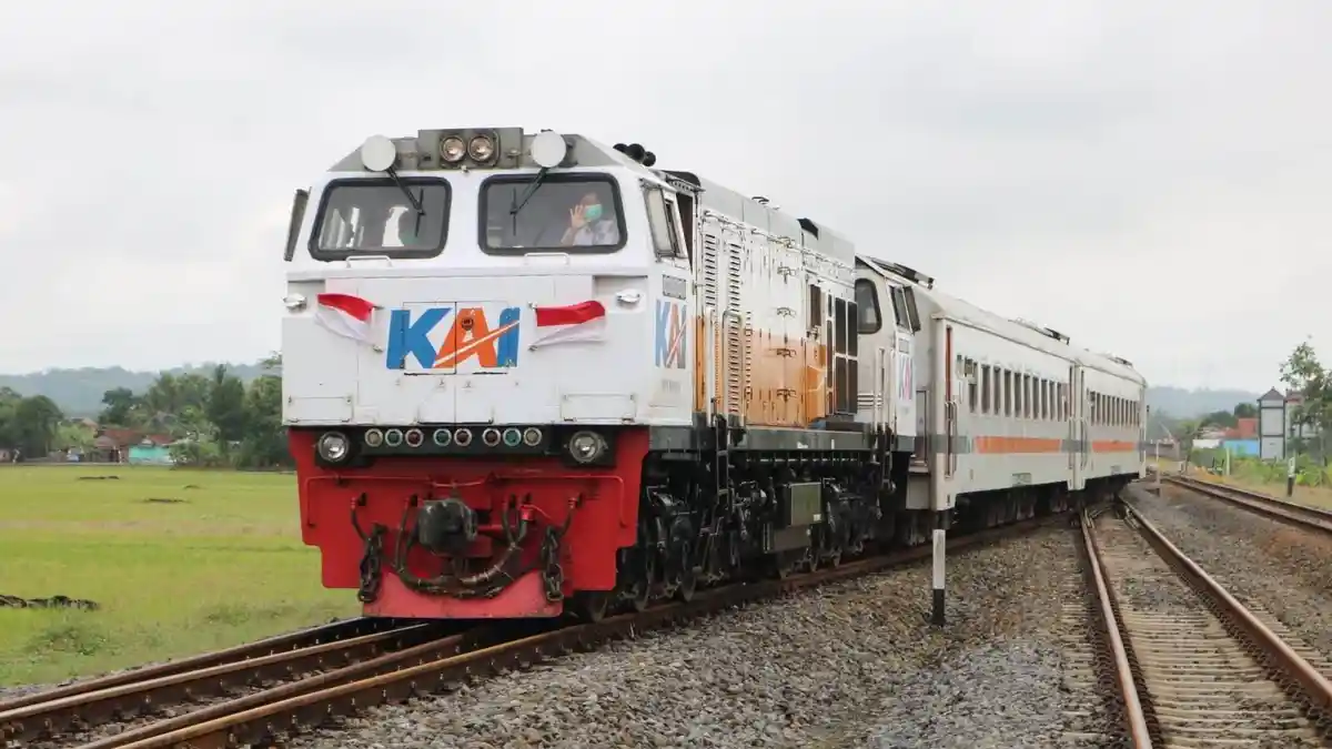 Mulai Layani Tiket Masa Nataru, KAI Ingatkan Penumpang Usia 18 Tahun Ke Atas Wajib Vaksin Booster