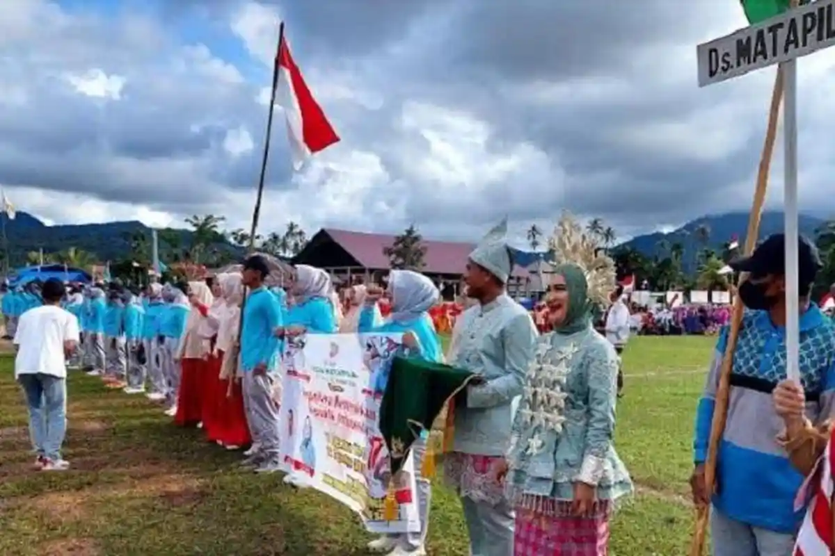 Masyarakat dan Pelajar Meriahkan Defile Pembukaan Porseni 17 Agustus 2022 di Lasolo Konawe Utara
