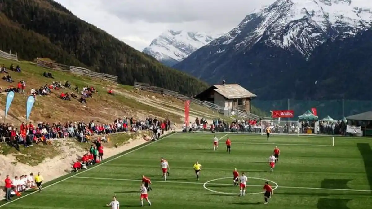 Lapangan Sepak Bola Tertinggi di Eropa Ini Dikelilingi Pemandangan yang Indah Banget!