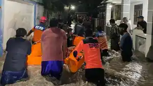 Anggota-BPBD-Kabupaten-Probolinggo-saat-mengevakuasi-warga-yang-rumahnya-terdampak-banjir.jpg