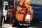 Petugas PPSU Mengangkut Sampah