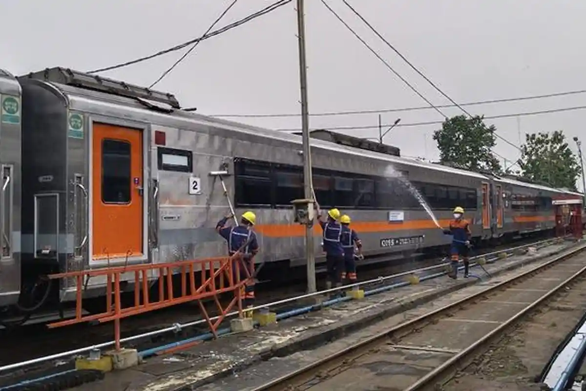 Petugas Cuci Kereta Punya Peran Penting Dalam Menjaga Kebersihan Kereta