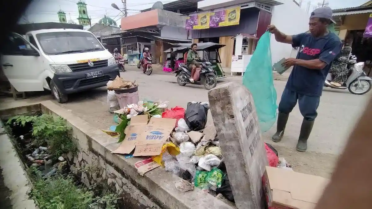 Sampah Menumpuk di Bibir Jalan Ibukota Pohuwato Gorontalo, Warga Mengeluh Bau Busuk