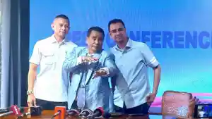 Raffi-Ahmad-didampingi-pengacaranya-Hotam-Paris-Hutapea-saat-memberikan-klarifikasi.jpg
