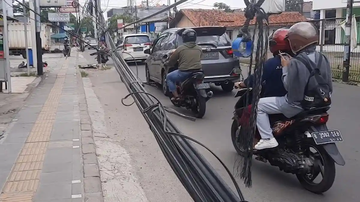 Kabel Utilitas Semrawut di Jalan WR Supratman, Dinas PU Tangsel Enggan Merespon