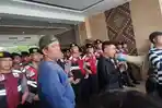 Puluhan-orang-saat-berdemo-di-Hotel-Lee-Polonia-tempat-rekapitulasi-tingkat-Kota-Medan.jpg