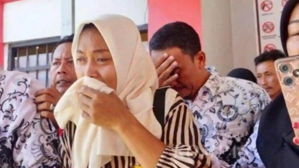 Momen Supriyani Tersedu-sedu usai Divonis Bebas, Dekati Keluarga dan Guru, 'Terimakasih Dukungannya'