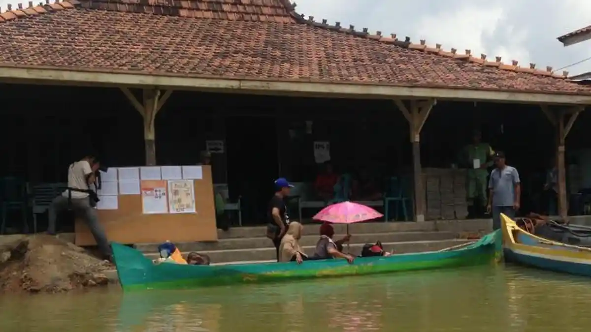 Wilayahnya Kebanjiran, Warga Pati Naik Perahu Datangi TPS