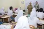 Arzeti Bilbina Kunjungi Ujian Sekolah Berbasis Komputer